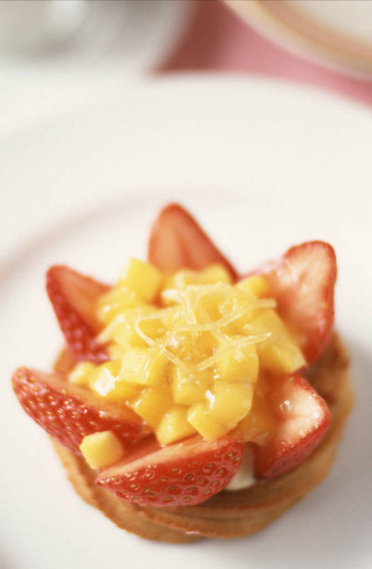 点心,无人,竖图,俯视,室内,特写,白天,下午茶,草莓,浆果,餐具,水果,阴影,新鲜,反射,碟子,盘,影子,陶瓷,生食,食品,果实,陶瓷制品,水果蛋糕,食物,糕点,一个,红色,盘子,碟,有机食品,绿色食品,单个,洋莓,水果皇后,红莓,地莓,彩图,高角度拍摄,蛋糕