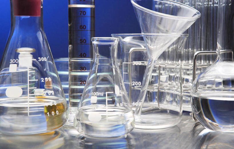 无人,横图,室内,特写,白天,正面,实验,仪器,水,桌面,桌子,杯子,阴影,蓝色背景,朦胧,模糊,研究,透明,反射,分析,化学,测试,标志,培养皿,烧瓶,试管,数字,文字,液体,影子,锥形瓶,字符,实验室,水滴,研究室,标识,玻璃制品,玻璃瓶,瓶子,器皿,摄影,阿拉伯数字,影棚,工作台,试验室,皮氏培养皿,玻璃仪器,试验耗材,实验用品,三角烧瓶,依氏烧瓶,锥形烧瓶,玻璃杯,彩图,影棚拍摄,拍摄,实验台,实验桌