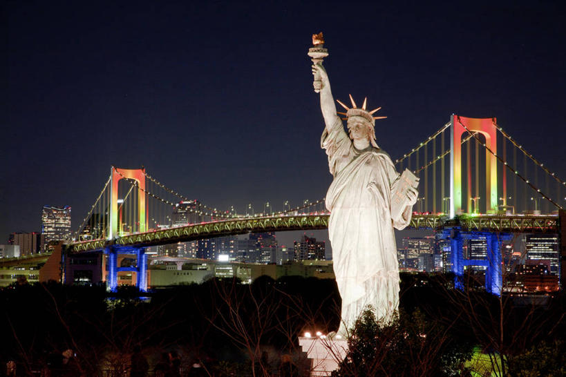 西方人,一个人,无人,高楼大厦,站,举,横图,室外,夜晚,正面,民族服装,度假,自由,海浪,海洋,美景,城市风光,标志建筑,城市,大桥,大厦,地标,建筑,摩天大楼,桥梁,夜景,皇冠,书籍,雕塑,东京,自由女神像,欧洲,日本,欧洲人,亚洲,仅一个年轻女性,仅一个女性,仅一个人,一本,自由女神,握,阴影,艺术,装饰,光线,雕刻,雕像,影子,景观,浪花,建筑群,斜拉桥,桥,灯光,彩虹大桥,拿,火把,火炬,拿着,注视,娱乐,建设,海水,工艺品,观察,看,托,站着,享受,休闲,景色,放松,握着,观看,纪念,美术,权威,察看,高贵,关注,美好,主题,追求,陈列,海景,东亚,向往,本州,关东地方,本州岛,日本国,东京都,功能,美学,日本彩虹大桥,权力,统治,自由女神铜像国家纪念碑,斜张桥,年轻女性,女人,女性,白种人,书,图书,王冠,大海,风浪,海,海水的波动,近岸浪,涌浪,举起,举手,举着,向上举,向上伸,向上托,站立,半身,彩图,传统服装,民俗服,大楼,高层建筑,高楼,摩天楼,自由照耀世界,东京自由女神像