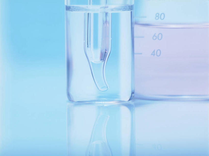 无人,横图,室内,特写,白天,正面,实验,仪器,水,桌面,桌子,杯子,阴影,朦胧,模糊,研究,透明,反射,分析,化学,测试,烧杯,液体,影子,实验室,水滴,研究室,玻璃制品,玻璃瓶,瓶子,器皿,工作台,计量,试验室,玻璃仪器,试验耗材,实验用品,吸液管,玻璃杯,彩图,实验台,实验桌