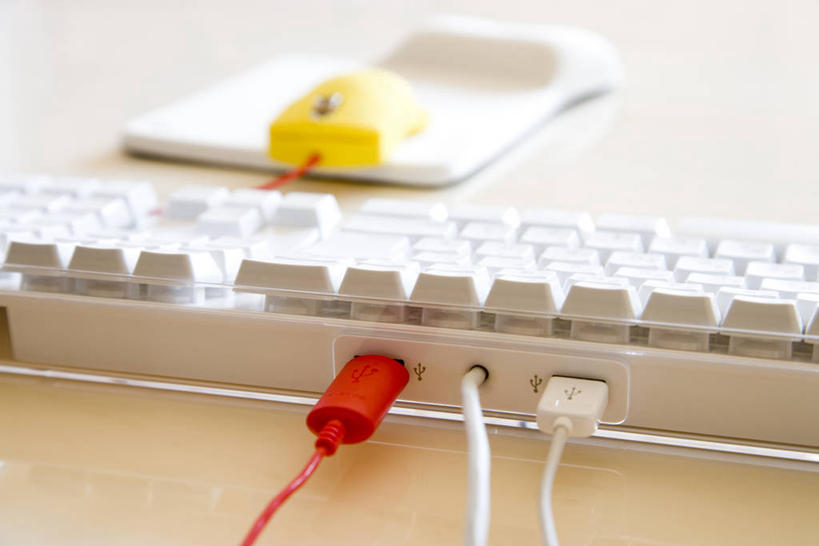 无人,横图,室内,特写,白天,正面,通讯,鼠标,键盘,数据,桌子,静物,阴影,朦胧,模糊,反射,传输,影子,鼠标垫,输入设备,通讯设备,书桌,课桌,垫子,便利,数据线,舒适,通信设备,USB线,线缆,彩图,USB数据线