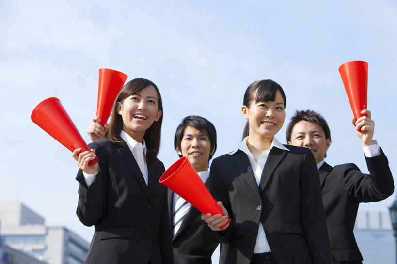 东方人,四个人,同事,商务人士,商务男性,商务女性,高楼大厦,站,举,笑,微笑,露齿笑,横图,室外,白天,正面,衬衫,成功,办公楼,合作,团队,集体,信心,大厦,建筑,摩天大楼,写字楼,亚洲,握,阴影,套装,光线,影子,领带,注视,黄种人,鼓励,喇叭,队伍,红色,蓝色,蓝天,天空,阳光,楼宇,天,观察,加油,看,托,站着,四个,商务楼,打气,握着,晴朗,观看,察看,领导,象征,庄重,成就,关注,噪音,鼓舞,商务装,身份,合伙,领袖,工薪阶层,万里无云,正式,地位,呼呼塞拉,嗡嗡祖拉,呜呜祖拉,男人,男性,年轻男性,年轻女性,女人,女性,亚洲人,白领,上班族,晴空,晴空万里,举起,举手,举着,向上举,向上伸,向上托,站立,半身,彩图,衬衣,大楼,高层建筑,高楼,摩天楼