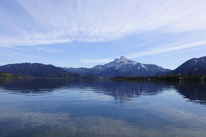 无人,横图,室外,白天,正面,旅游,度假,湖,湖泊,美景,山,山脉,树林,水,植物,奥地利,欧洲,阴影,光线,影子,湖面,景观,山峰,水流,水面,云,云朵,山峦,云彩,娱乐,树,树木,蓝色,绿色,白云,倒影,蓝天,天空,阳光,自然,湖水,群山,天,享受,休闲,景色,放松,生长,晴朗,成长,倒映,自然风光,中欧,奥地利共和国,反照,上奥地利,上奥地利州,晴空,彩图,格蒙登县,萨尔茨卡默古特地区圣沃尔夫冈