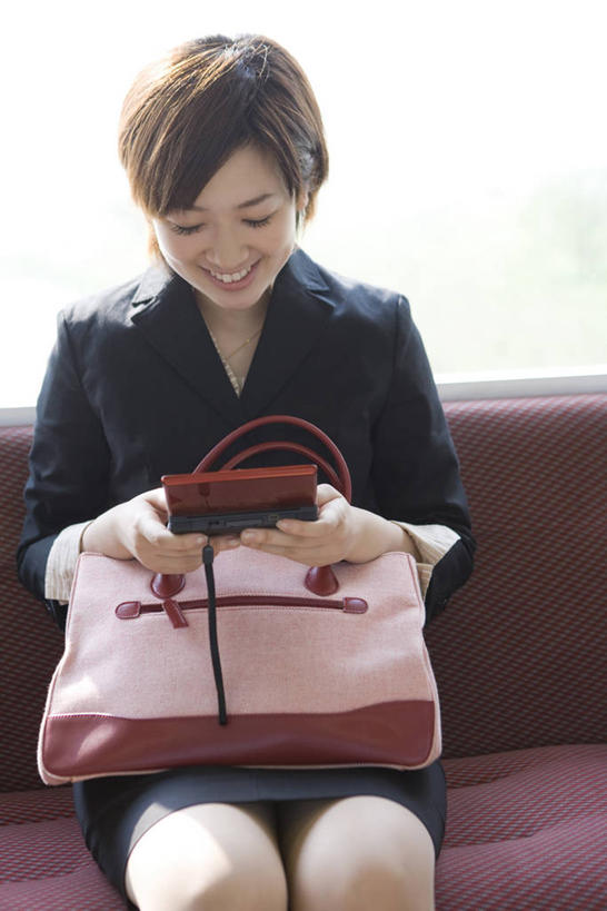 东方人,一个人,商务人士,商务女性,坐,笑,微笑,露齿笑,竖图,室内,白天,正面,游戏,科技,火车,亚洲,仅一个年轻女性,仅一个女性,仅一个人,握,套装,包,皮包,拿,玩,拿着,注视,黄种人,娱乐,车,交通工具,观察,看,休闲,握着,游戏机,观看,活动,单肩包,察看,掌上游戏机,发泄,关注,消遣,智力,载具,掌机,商务装,工薪阶层,便携式游戏机,手提游戏机,宣泄,年轻女性,女人,女性,亚洲人,白领,上班族,玩耍,嬉戏,坐着,半身,彩图