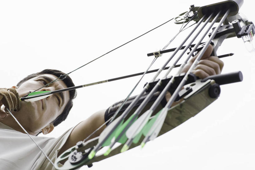 西方人,一个人,站,横图,室外,白天,仰视,锻炼,快乐,比赛,运动,竞争,射箭,欧洲,欧洲人,仅一个男性,仅一个人,仅一个中年男性,握,服装,弓箭,拿,拿着,注视,休闲装,娱乐,衣服,天空,天,观察,看,站着,休闲,休闲服,握着,服饰,观看,察看,体育运动,关注,箭术,体育,射箭比赛,射箭赛,射箭运动,男人,男性,中年男性,白种人,站立,半身,彩图,低角度拍摄,健身