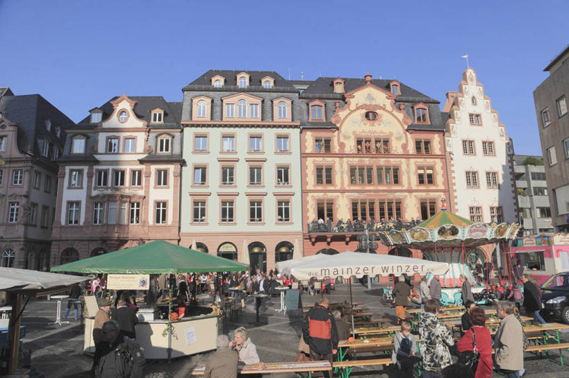 西方人,家,走,横图,室外,白天,仰视,度假,美景,窗户,城市风光,城市,德国,欧洲,欧洲人,阴影,服装,光线,伞,影子,雨伞,遮阳伞,房屋,墙,屋子,景观,公寓,许多人,休闲装,娱乐,阳伞,洋房,楼房,玻璃窗,墙壁,墙面,住宅,衣服,蓝色,蓝天,天空,阳光,天,一群人,享受,休闲,休闲服,景色,放松,服饰,晴朗,太阳伞,西欧,万里无云,德意志联邦共和国,首府,莱茵兰.普法尔茨州,美因茨,男人,男性,年轻男性,年轻女性,女人,女性,白种人,晴空,晴空万里,步行,散步,走路,半身,彩图,低角度拍摄,房子