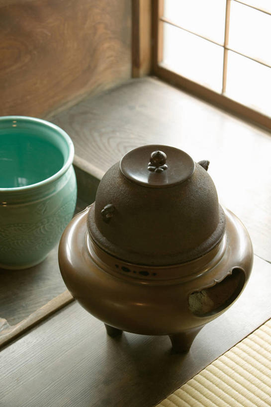 无人,竖图,俯视,室内,特写,白天,静物,阴影,反射,壶,影子,墙,茶道,文化,墙壁,墙面,水壶,茶壶,容器,茶艺,环境,东亚文化,礼法,修行,彩图,高角度拍摄,茶文化