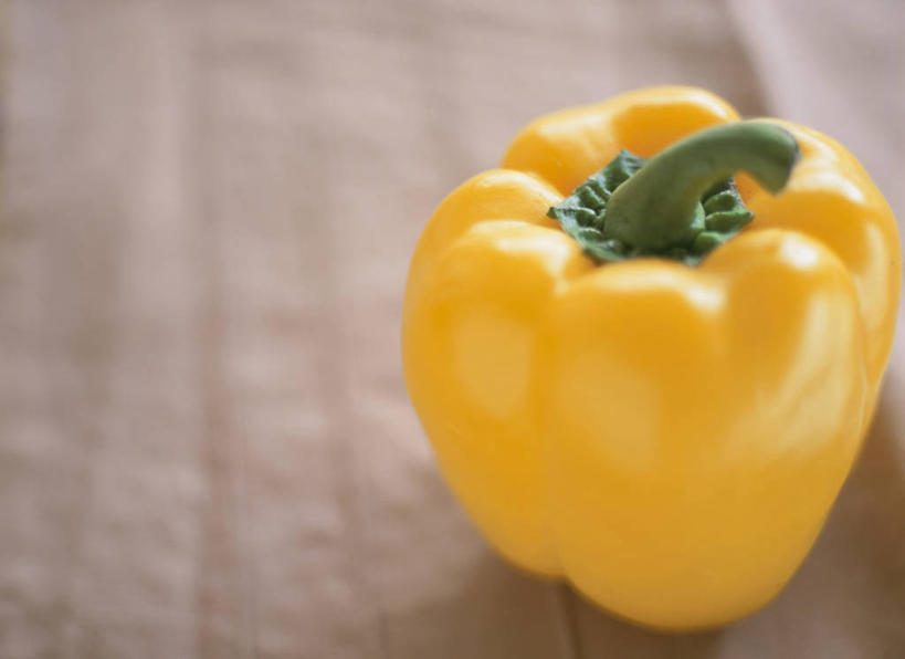 无人,横图,俯视,室内,特写,白天,餐桌,桌子,辣椒,蔬菜,阴影,朦胧,模糊,新鲜,反射,布料,影子,食品,布纹,桌布,食物,一个,黄色,餐巾,台布,有机食品,绿色食品,单个,餐台,黄辣椒,彩椒,辣角,红海椒,大椒,辣虎,广椒,甜椒,柿子椒,辣子,海椒,番椒,灯笼椒,餐桌布,彩图,高角度拍摄,黄灯笼辣椒,黄帝椒