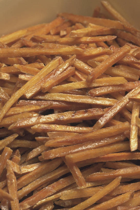 无人,竖图,俯视,室内,特写,白天,烹饪,西餐,一堆,许多,阴影,堆叠,堆积,朦胧,模糊,反射,影子,料理,食品,很多,薯条,菜肴,美食,食物,快餐,西式,佳肴,堆,西式快餐,垃圾食品,彩图,高角度拍摄