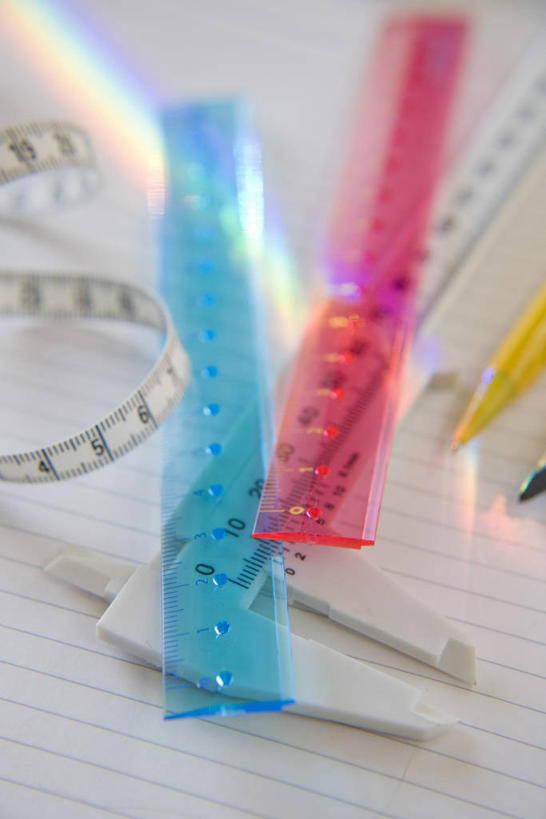 无人,竖图,俯视,室内,特写,白天,彩虹,静物,阴影,朦胧,模糊,反射,测量,笔,皮尺,影子,刻度,办公用品,记事本,水笔,文具,本子,笔记本,尺,塑料制品,学习用品,直尺,保养,保健,摄影,影棚,测量工具,文具用品,尺子,减肥,衡量,绘图,腰围尺,瘦身,比例,测绘,量具,量仪,塑料卷尺,塑料尺,标度,虹,虹桥,七彩虹,天虹,彩图,高角度拍摄,影棚拍摄,拍摄