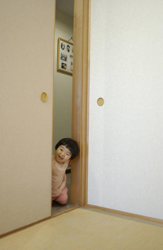 东方人,婴儿,儿童,一个人,跪,竖图,室内,白天,正面,纯洁,门,亚洲,仅一个人,墙,注视,黄种人,墙壁,墙面,小孩,门框,观察,看,可爱,偷看,活泼,观看,察看,关注,宝宝,偷窥,纯真,烂漫,无邪,伶俐,天真,亚洲人,孩子,跪着,彩图,全身,窥视,窥探