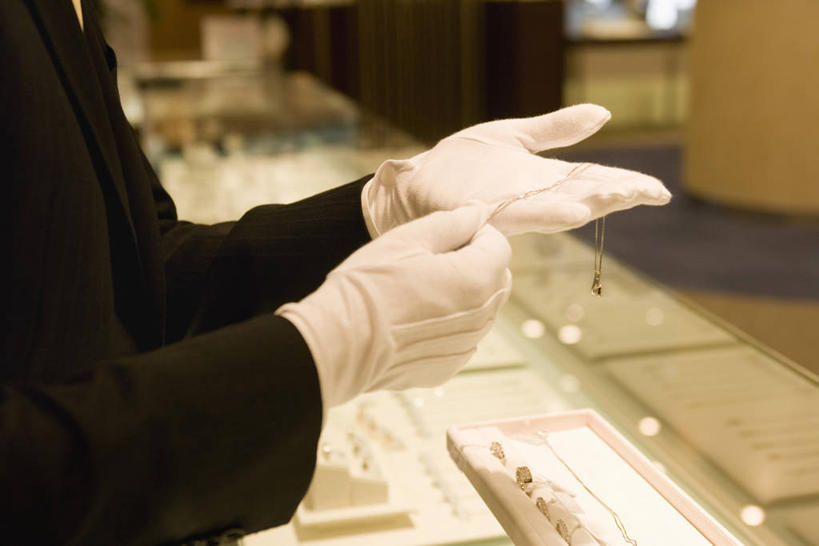 东方人,手,一个人,店员,商店,站,捧,横图,室内,特写,白天,侧面,西装,项链,亚洲,双手,仅一个年轻女性,仅一个女性,仅一个人,套装,正装,朦胧,模糊,职业装,黄种人,商铺,装饰品,饰品,手套,首饰,站着,营业员,手部,首饰店,珠宝店,市肆,商号,销售人员,年轻女性,女人,女性,亚洲人,售货员,端,端着,捧着,手捧,站立,半身,彩图,店铺