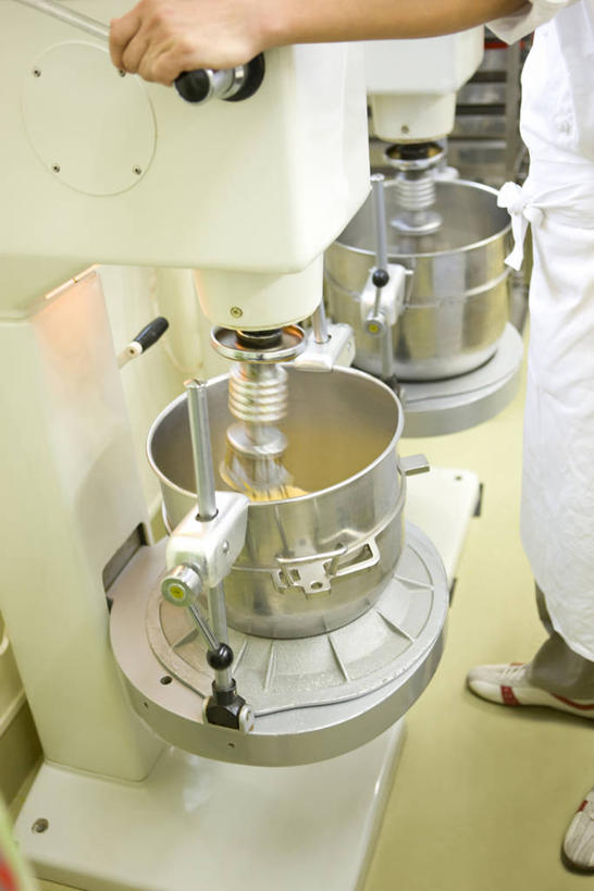 点心,东方人,一个人,烘培师,站,竖图,俯视,室内,白天,工作服,制服,烹饪,下午茶,厨房,厨具,金属制品,亚洲,仅一个男性,仅一个人,握,阴影,反射,金属,锅子,影子,墙,食品,黄种人,锅,墙壁,墙面,食物,糕点,仅一个年轻男性,站着,握着,锅具,烹饪用具,工作制服,男人,男性,年轻男性,亚洲人,烹调用具,糕点师,面包师,烹调,站立,半身,彩图,高角度拍摄,工作套服,灶间,贝壳蛋糕,玛德琳蛋糕,蛋糕