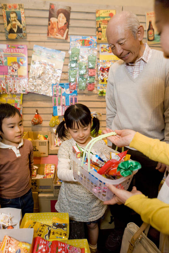 点心,东方人,儿童,老年人,四个人,家庭,祖父,店员,商店,站,笑,微笑,露齿笑,竖图,室内,白天,正面,购物,纯洁,消费,亚洲,一堆,许多,阴影,堆叠,堆积,服装,反射,篮子,影子,墙,食品,很多,注视,休闲装,黄种人,购物篮,商铺,墙壁,墙面,食物,小孩,衣服,零食,低头,观察,看,站着,营业员,休闲,温暖,温馨,一家人,休闲服,可爱,童年,童趣,金融,服饰,爷爷,观看,祖孙,堆,和睦,察看,便利,存放,关注,载具,选购,贸易,童真,烂漫,无邪,外孙女,外公,外祖父,外孙,外孙子,快捷,血拼,方便,垂头,市肆,商号,销售人员,寄存,寄放,暂存,购物提篮,天真,老年男性,男孩,男人,男性,年轻女性,女孩,女人,女性,亚洲人,孩子,孙女,孙子,售货员,购物筐,站立,半身,彩图,店铺,融洽,男生,女生