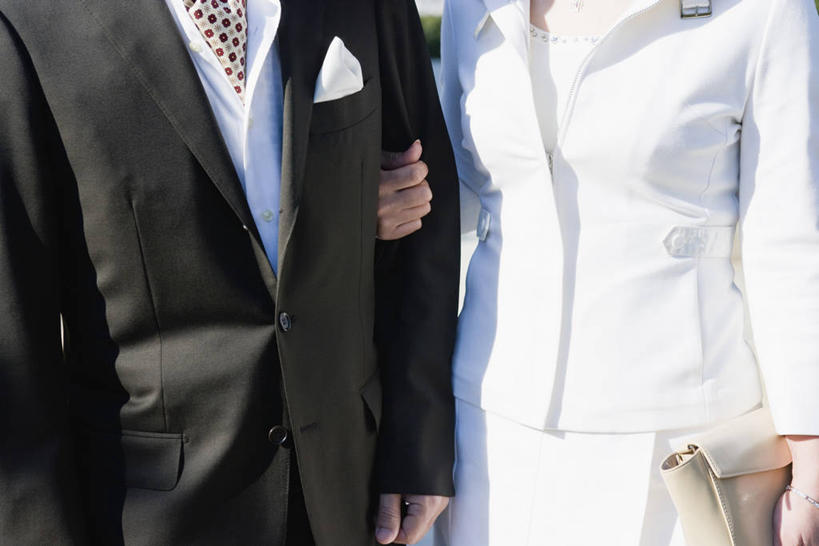 东方人,中年人,两个人,家庭,夫妻,商务人士,商务男性,商务女性,站,横图,室外,白天,正面,衬衫,爱情,亚洲,阴影,套装,光线,包,皮包,影子,浪漫,黄种人,一个,阳光,手挽手,站着,温暖,温馨,一家人,恩爱,恋人,单个,单肩包,和睦,商务装,工薪阶层,男人,男性,女人,女性,中年男性,中年女性,亚洲人,夫妇,情侣,白领,上班族,站立,半身,彩图,衬衣,伴侣,融洽