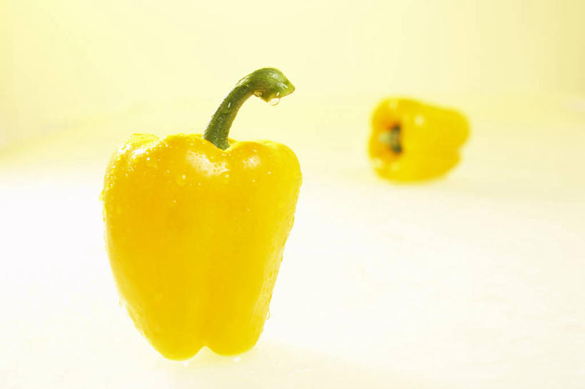 无人,横图,室内,特写,白天,正面,辣椒,蔬菜,阴影,朦胧,模糊,新鲜,反射,影子,食品,食物,两个,黄色,摄影,有机食品,绿色食品,影棚,黄辣椒,彩椒,辣角,红海椒,大椒,辣虎,广椒,甜椒,柿子椒,辣子,海椒,番椒,灯笼椒,彩图,影棚拍摄,拍摄,黄灯笼辣椒,黄帝椒