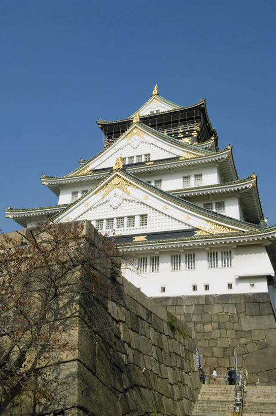 无人,竖图,室外,白天,仰视,旅游,度假,名胜古迹,标志建筑,地标,建筑,日本,亚洲,阴影,遗迹,光线,影子,堡垒,城堡,墙,古迹,文物,娱乐,建设,城墙,古建筑,墙壁,墙面,蓝色,蓝天,天空,阳光,天,享受,休闲,旅游胜地,放松,天守阁,大阪,晴朗,坚硬,要塞,防御,古文明,东亚,本州,万里无云,大阪府,本州岛,日本国,近畿地方,近畿,县厅,大阪市,坚固,设防,晴空,晴空万里,彩图,低角度拍摄