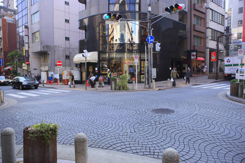 无人,商店,横图,室外,白天,正面,购物,度假,消费,美景,植物,城市风光,超市,城市,道路,路,路灯,人行横道,商场,汽车,照明,东京,日本,亚洲,阴影,光线,影子,景观,人行道,小路,灯光,交通,娱乐,车,灯,树,树木,绿色,阳光,自然,交通工具,轿车,享受,休闲,景色,放松,金融,百货,生长,成长,照亮,照明设备,载具,人行横道线,选购,贸易,百货公司,东亚,本州,关东地方,本州岛,日本国,东京都,血拼,县厅,港区,东京市,斑马线,彩图,购物商场,购物中心,商业中心,麻布十番