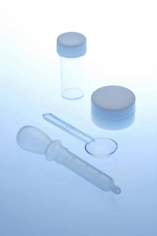 无人,竖图,俯视,室内,特写,白天,实验,仪器,阴影,蓝色背景,研究,透明,反射,分析,化学,测试,滴管,影子,玻璃制品,瓶子,塑料制品,器皿,塑料瓶,摄影,影棚,计量,玻璃仪器,试验耗材,实验用品,吸液管,移液管,彩图,高角度拍摄,影棚拍摄,拍摄