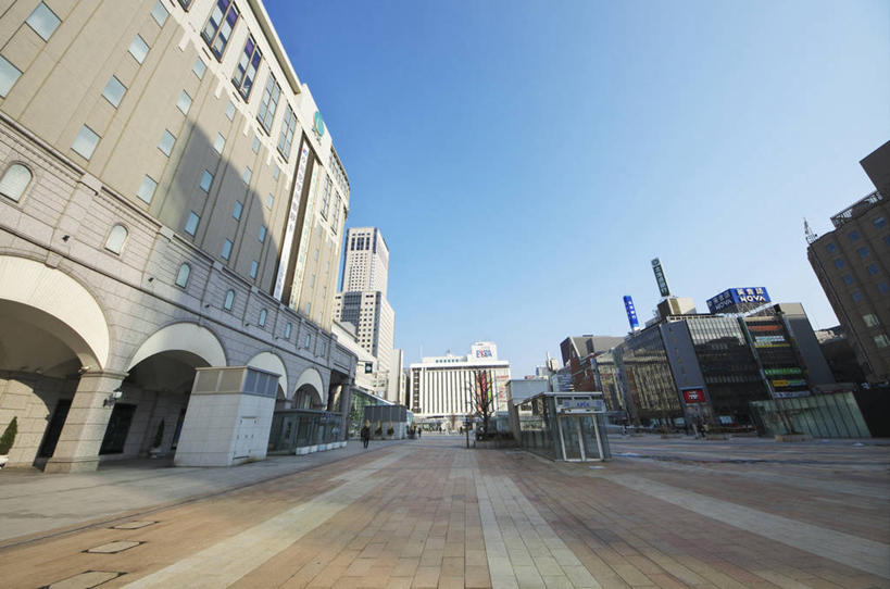 无人,家,横图,室外,白天,仰视,度假,美景,窗户,城市风光,城市,道路,路,公路,车站,北海道,日本,亚洲,阴影,光线,影子,房屋,墙,屋子,景观,公寓,站台,交通,娱乐,洋房,楼房,月台,玻璃窗,墙壁,墙面,住宅,蓝色,蓝天,天空,阳光,天,享受,休闲,景色,放松,晴朗,东亚,万里无云,札幌,日本国,北海道地方,北海道岛,县厅,北区,晴空,晴空万里,马路,彩图,低角度拍摄,房子,札幌站,札幌市