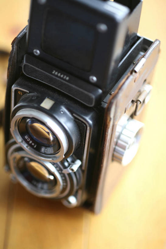 无人,竖图,俯视,室内,特写,白天,静物,相机,阴影,朦胧,模糊,反射,影子,拍照,黑色,摄影,一部,照相机,彩图,高角度拍摄,照相,传统相机,胶片相机