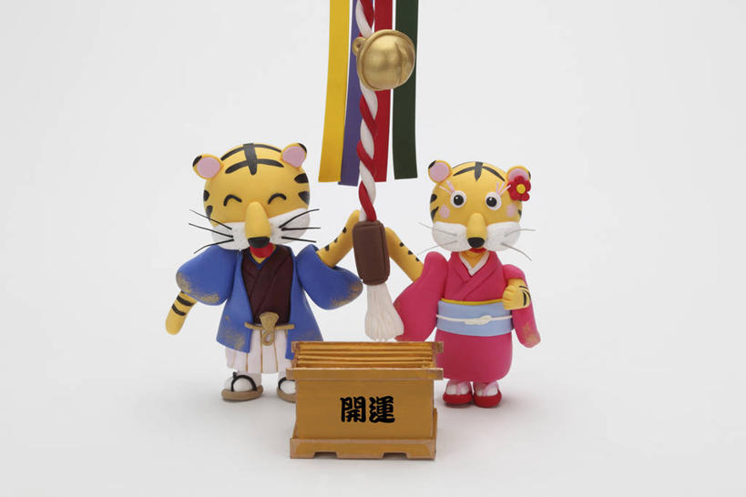 无人,站,闭眼,笑,微笑,横图,室内,白天,白色背景,正面,民族服装,哺乳动物,虎,野生动物,静物,雕塑,两头,阴影,和服,节日,艺术,装饰,盛开,反射,雕刻,雕像,铃铛,影子,神社,花蕾,注视,文化,花,花瓣,花朵,鲜花,动物,工艺品,花苞,花蕊,观察,看,祈祷,站着,健康,许愿,摄影,宗教,服饰,信仰,影棚,观看,纪念,神道,华丽,修饰,祈求,美术,祭祀,点缀,察看,关注,主题,凶猛,陈列,吴服,唐草,唐花,唐锦,功能,美学,衬托,美观,雅致,雅观,神道教,社屋,残暴,平安,凶残,老虎,闭眼睛,闭着眼,闭着眼睛,站立,彩图,全身,影棚拍摄,传统服装,民俗服,拍摄