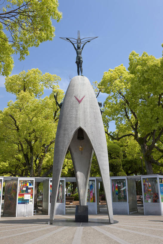 无人,竖图,室外,白天,正面,旅游,度假,树林,植物,标志建筑,地标,建筑,雕塑,广岛县,日本,亚洲,阴影,艺术,装饰,光线,雕刻,雕像,影子,墙,娱乐,建设,墙壁,墙面,树,树木,蓝色,绿色,蓝天,天空,阳光,自然,工艺品,天,享受,休闲,旅游胜地,放松,生长,晴朗,成长,纪念,美术,主题,陈列,东亚,本州,万里无云,本州岛,日本国,广岛和平纪念公园,広岛,中国地方,功能,美学,广岛和平纪念碑,广岛和平纪念馆,原爆纪念馆,原爆圆顶塔,原子弹爆炸圆顶屋,晴空,晴空万里,彩图,原爆栋墓,原爆穹顶,原爆圆顶,原爆圆顶馆,原子弹栋墓