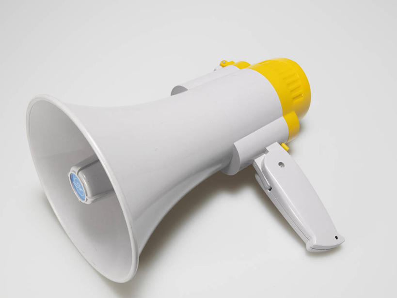 无人,横图,室内,特写,白天,白色背景,正面,静物,阴影,反射,影子,喇叭,一个,黄色,白色,话筒,摄影,影棚,单个,传声筒,彩图,影棚拍摄,拍摄