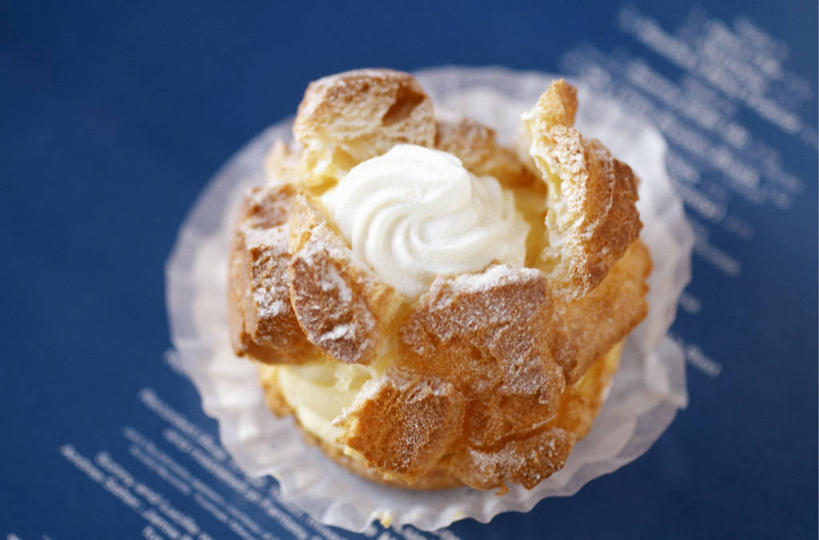 点心,无人,横图,俯视,室内,特写,白天,餐桌,桌子,阴影,朦胧,模糊,反射,影子,食品,泡芙,甜点,甜品,食物,糕点,一个,甜食,奶油,单个,餐台,纸托,乳制品,激凌,克林姆,淇淋,蛋糕托,蛋糕托纸,蛋糕纸托,彩图,高角度拍摄