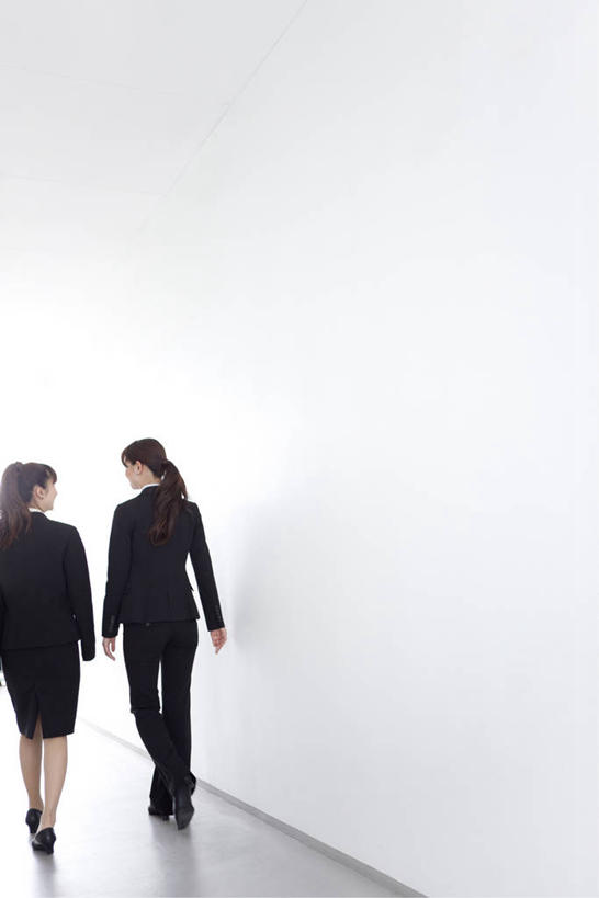东方人,两个人,同事,商务人士,商务女性,走,竖图,室内,白天,白色背景,鞋,成功,合作,团队,集体,信心,鞋子,亚洲,阴影,套装,反射,影子,墙,皮革,注视,黄种人,队伍,相视,墙壁,墙面,背面,白色,观察,看,面对面,摄影,影棚,观看,对视,察看,领导,互视,成就,关注,相对,商务装,合伙,领袖,工薪阶层,相看,年轻女性,女人,女性,亚洲人,白领,上班族,步行,走路,半身,彩图,影棚拍摄,皮鞋,拍摄
