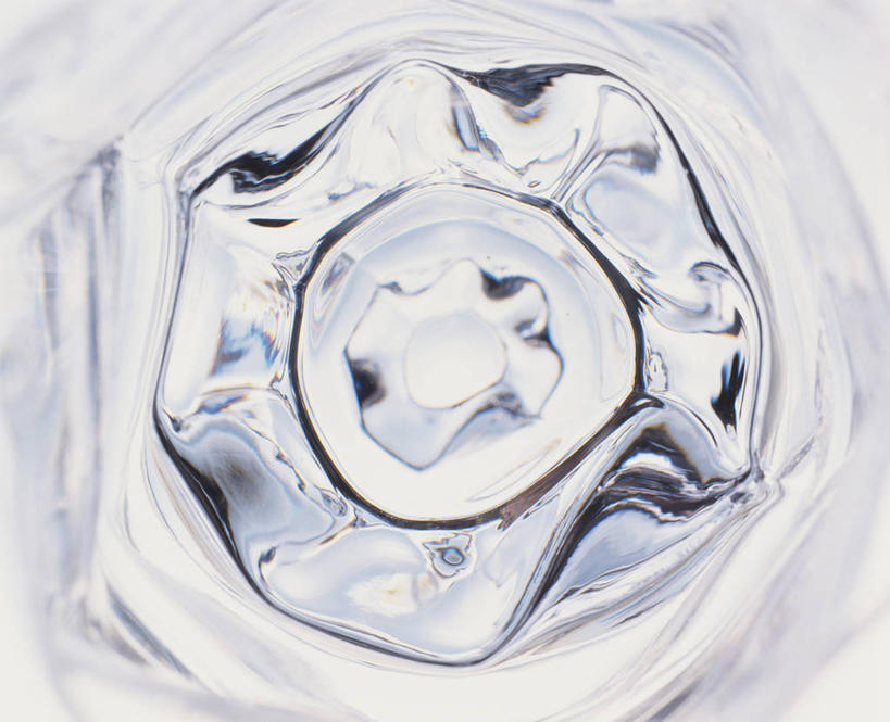 无人,横图,室内,特写,白天,正面,水,杯子,阴影,反射,纹路,纹理,液体,影子,水滴,玻璃制品,水杯,肌理,玻璃杯,彩图