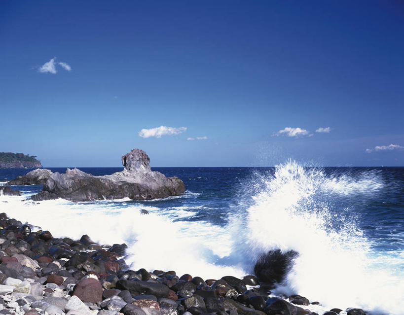 无人,横图,室外,白天,正面,旅游,度假,海浪,海洋,礁石,石头,美景,静冈县,日本,亚洲,阴影,飞溅,溅,光线,石子,液体,影子,海面,景观,浪花,水滴,云,云朵,云彩,娱乐,水珠,蓝色,白云,蓝天,天空,阳光,自然,海水,天,享受,休闲,景色,放松,晴朗,涨潮,碰撞,喷洒,自然风光,海景,东亚,海潮,本州,本州岛,日本国,中部地方,静冈,潮水,潮汐,落潮,伊豆半岛,大海,风浪,海,海水的波动,礁,近岸浪,石块,岩石,涌浪,晴空,彩图,贺茂郡,东伊豆町