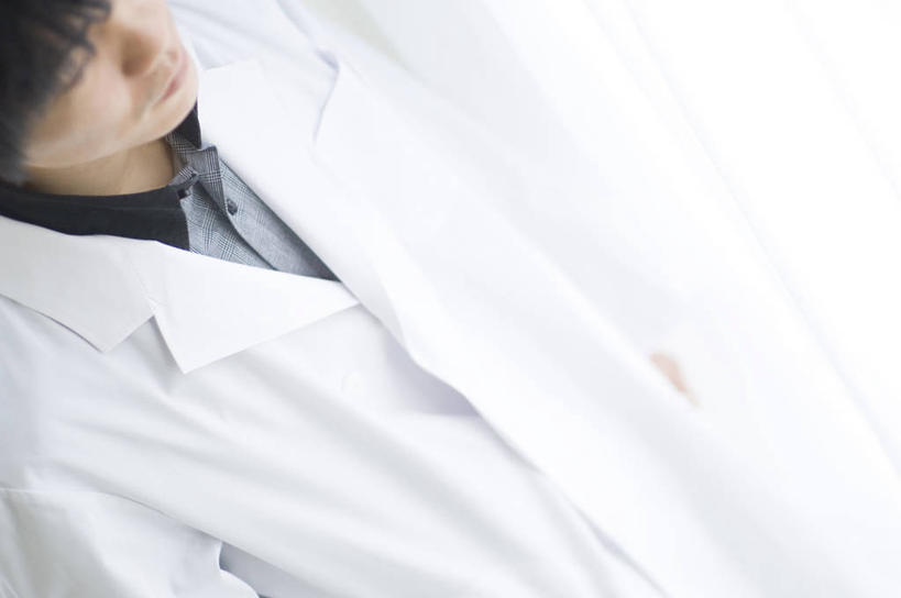 东方人,一个人,学生,站,横图,俯视,室内,白天,亚洲,仅一个男性,仅一个人,阴影,服装,反射,影子,黄种人,仅一个年轻男性,衣服,白色,站着,服饰,衣着,白大褂,穿着,实验服,衣饰,男人,男性,年轻男性,亚洲人,站立,半身,彩图,高角度拍摄,实验衣