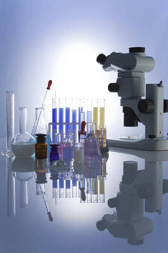 无人,竖图,室内,白天,正面,实验,仪器,桌面,桌子,杯子,阴影,蓝色背景,检查,研究,透明,反射,分析,科学,化学,测试,烧杯,试管,试管架,显微镜,影子,架子,玻璃制品,玻璃瓶,瓶子,观察,器皿,清晰,探索,摄影,影棚,放大,观看,仔细,透镜,凸透镜,聚焦,关注,工作台,计量,玻璃仪器,试验耗材,实验用品,吸液管,光学,清楚,玻璃杯,彩图,影棚拍摄,拍摄,实验台,实验桌