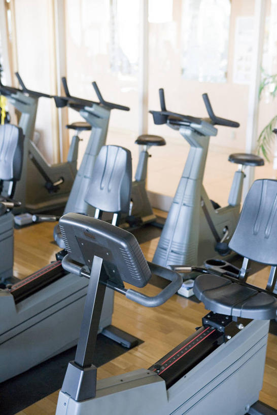 无人,健身房,竖图,室内,白天,正面,地板,一排,阴影,整齐,并列,并排,反射,影子,地面,运动器械,木地板,排列,健身器械,队列,健身器材,平行,彩图,健身馆,运动器材,跑步机