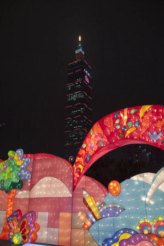 无人,高楼大厦,竖图,室外,夜晚,仰视,旅游,度假,标志建筑,大厦,地标,建筑,摩天大楼,照明,台湾,中国,亚洲,装饰,灯笼,纸灯笼,娱乐,建设,天空,灯具,天,享受,休闲,旅游胜地,放松,华丽,修饰,照亮,点缀,照明设备,东亚,台北,台北101,台北101大楼,港澳台,中华人民共和国,省会,衬托,美观,雅致,雅观,台北市,台湾省,台北101大厦,台北国际金融中心,信义区,彩图,低角度拍摄,大楼,高层建筑,高楼,摩天楼,台