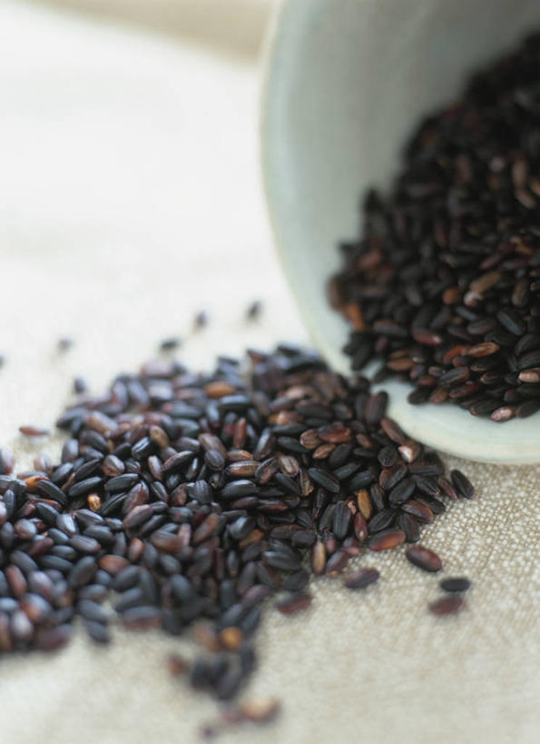 无人,竖图,俯视,室内,特写,白天,餐桌,桌子,一堆,许多,阴影,堆叠,堆积,朦胧,模糊,反射,影子,陶瓷,谷类,谷物,陶瓷制品,米,很多,大米,黑色,容器,碗,餐台,储藏,堆,储存,黑米,彩图,高角度拍摄,贮存