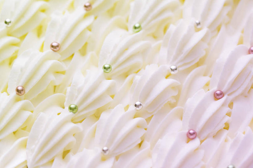 无人,横图,俯视,室内,特写,白天,一排,阴影,整齐,并列,并排,反射,影子,食品,糖,糖果,甜点,甜品,食物,排列,白色,甜食,奶油,乳制品,队列,平行,激凌,克林姆,淇淋,糖珠,装饰糖,糖果珠,彩图,高角度拍摄,全画面,全框架,全帧,全画幅