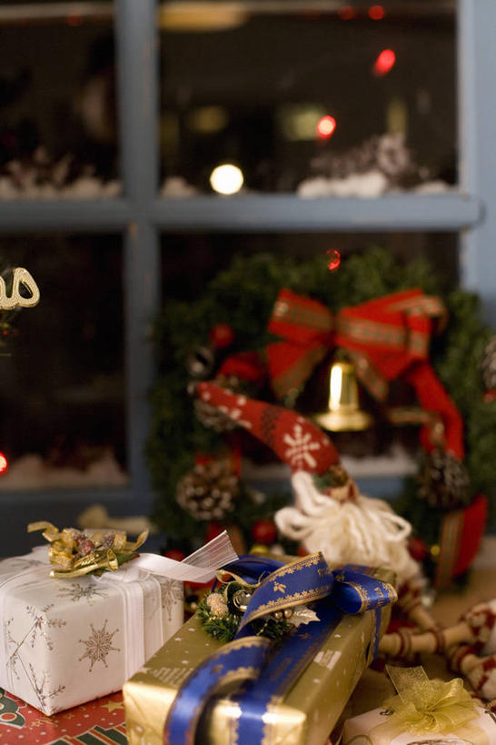 无人,竖图,室内,夜晚,正面,窗户,礼盒,礼物,阴影,朦胧,模糊,装饰,光线,挂饰,铃铛,丝绸,丝带,影子,纸盒,灯光,缎带,玻璃窗,绸带,盒子,包装盒,蝴蝶结,礼品盒,礼品,华丽,修饰,点缀,衬托,美观,雅致,雅观,圣诞铃铛,彩图