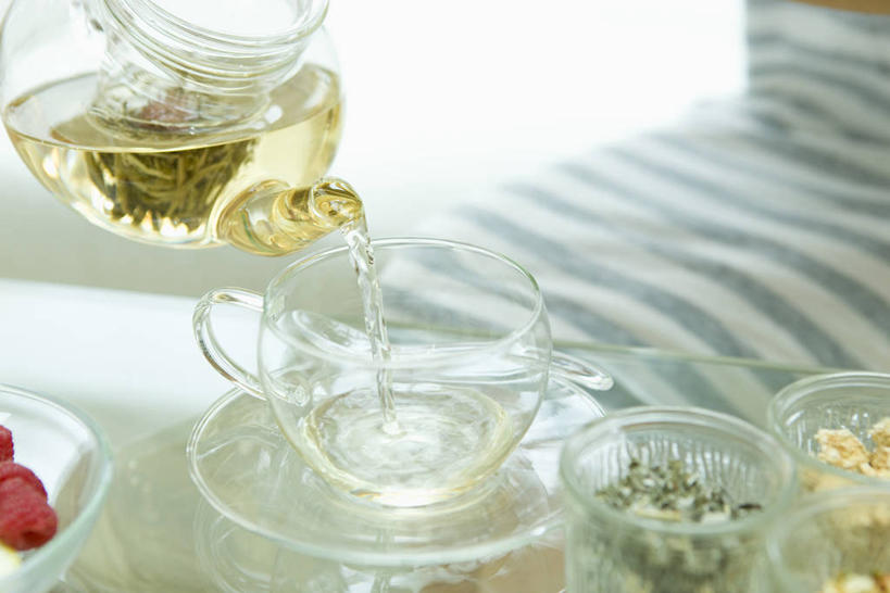 东方人,一个人,坐,横图,室内,特写,白天,正面,幸福,茶,杯子,玻璃,亚洲,仅一个年轻女性,仅一个女性,仅一个人,服装,朦胧,模糊,壶,茶叶,饮品,休闲装,黄种人,娱乐,玻璃制品,水壶,衣服,茶壶,容器,水杯,花茶,享受,休闲,温馨,休闲服,放松,乐趣,保健,养生,服饰,花草茶,舒适,茉莉花茶,茉莉香片,香花茶,香片,熏花茶,年轻女性,女人,女性,亚洲人,茶杯,坐着,半身,彩图