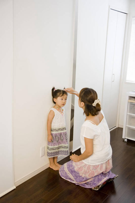 东方人,儿童,中年人,两个人,家庭,母亲,女儿,站,跪,竖图,室内,白天,侧面,裙子,纯洁,亚洲,握,阴影,连衣裙,反射,测量,影子,刻度,墙,拿,拿着,注视,黄种人,相视,墙壁,墙面,小孩,尺,观察,看,站着,温暖,温馨,母女,一家人,面对面,可爱,母爱,童年,童趣,握着,观看,测量工具,对视,尺子,和睦,察看,互视,关注,相对,童真,烂漫,无邪,相看,量具,量仪,天真,女孩,女人,女性,中年女性,亚洲人,孩子,跪着,站立,彩图,全身,身高尺,融洽,女生