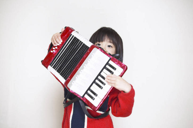 东方人,儿童,一个人,站,横图,室内,白天,白色背景,正面,纯洁,键盘,亚洲,仅一个女性,仅一个人,握,服装,风箱,乐器,手风琴,弹奏,拿,演奏,拿着,注视,休闲装,黄种人,小孩,衣服,红色,观察,看,站着,仅一个小孩,休闲,休闲服,可爱,童年,童趣,握着,摄影,服饰,影棚,观看,一台,察看,键盘乐器,关注,风琴,童真,烂漫,无邪,天真,女孩,女人,女性,亚洲人,孩子,站立,半身,彩图,影棚拍摄,拍摄,女生