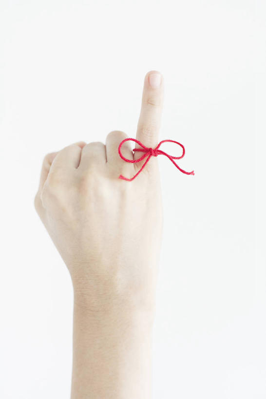 东方人,手,一个人,竖图,室内,特写,白天,白色背景,正面,亚洲,仅一个女性,仅一个人,黄种人,红色,绳子,仅一个中年女性,手部,摄影,影棚,单手,绑扎,女人,女性,中年女性,亚洲人,半身,彩图,影棚拍摄,拍摄