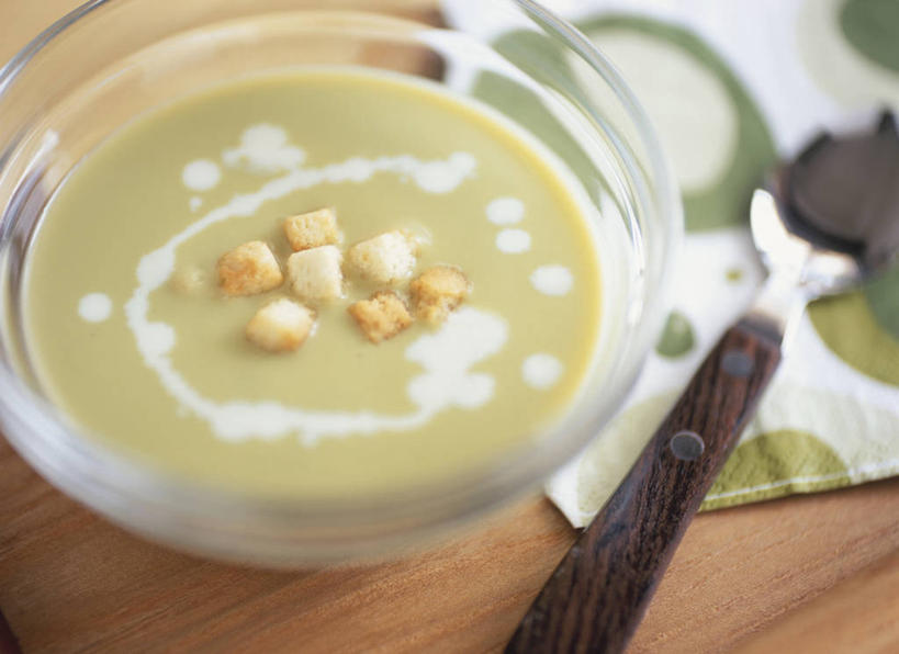 点心,面包,无人,横图,俯视,室内,特写,白天,烹饪,西餐,植物,桌面,桌子,蔬菜,玻璃,阴影,朦胧,模糊,新鲜,反射,木制,影子,木桌,豆类,豆子,豌豆,汤,料理,食品,面点,荷兰豆,菜肴,美食,玻璃制品,食物,糕点,木制品,容器,碗,西式,佳肴,有机食品,绿色食品,储藏,面包屑,储存,雪豆,豆科,寒豆,毕豆,麻累,国豆,小寒豆,麦豌豆,羹汤,彩图,高角度拍摄,豌豆汤,木桌子,贮存