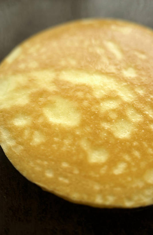 点心,煎饼,无人,竖图,俯视,室内,特写,白天,雾,沸腾,朦胧,模糊,蒸汽,食品,水蒸气,雾气,文化,小吃,食物,糕点,一个,黄色,甜食,单个,气体,薄煎饼,蒸发,彩图,高角度拍摄,班戟,薄烤饼