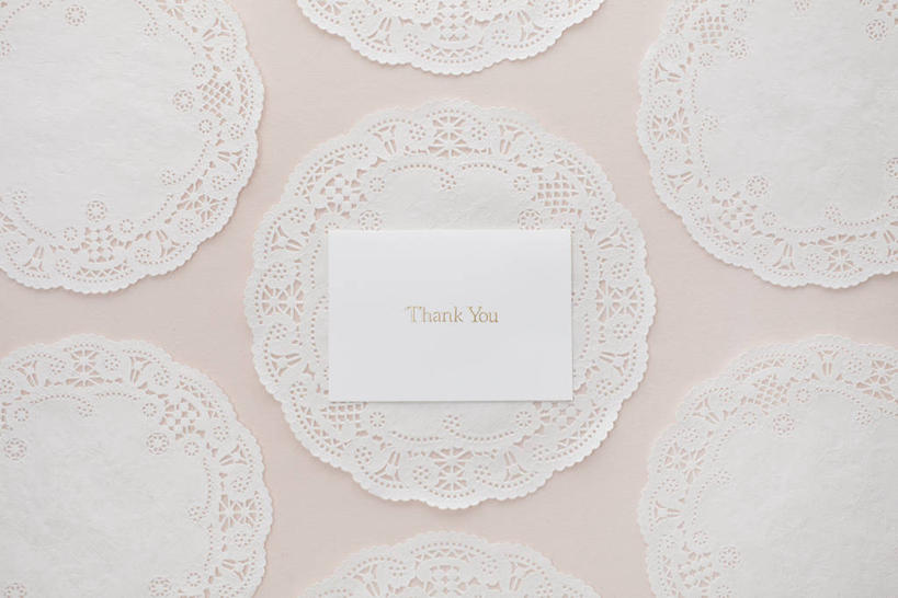 无人,横图,俯视,室内,特写,白天,静物,纺织品,一张,英文,标志,布,文字,字符,字母,贺卡,蕾丝,织物,祝福,文化,标识,卡片,摄影,影棚,英文字母,布匹,礼仪,祝愿,彩图,高角度拍摄,影棚拍摄,拍摄,镂空织物