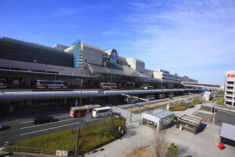 无人,机场,横图,俯视,室外,白天,度假,草地,草坪,美景,植物,城市风光,城市,道路,飞机场,路,公路,公共汽车,东京,日本,亚洲,阴影,光线,影子,景观,云,云朵,分界线,巴士,停车线,公交车,交通,云彩,娱乐,车,草,树,树木,蓝色,绿色,白云,蓝天,天空,阳光,自然,交通工具,天,享受,休闲,景色,放松,生长,晴朗,成长,车行道,车行道分界线,载具,标线,东亚,车行线,本州,关东地方,本州岛,日本国,东京都,羽田机场,大田区,东京国际机场,东京羽田航空港,航空站,空港,晴空,马路,彩图,高角度拍摄