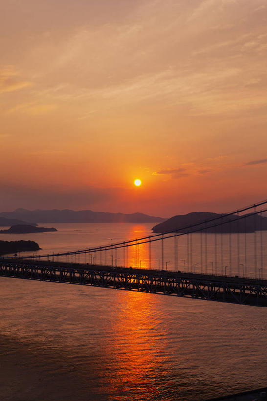 无人,竖图,俯视,室外,白天,旅游,度假,海浪,海洋,日落,标志建筑,大桥,地标,建筑,桥梁,日本,亚洲,浪花,水平线,晚霞,霞光,落日,斜拉桥,桥,辽阔,海平线,背光,娱乐,建设,海水,黄昏,享受,休闲,广阔,旅游胜地,彩霞,放松,一望无际,逆光,海景,东亚,本州,本州岛,日本国,濑户大桥,中国地方,冈山,冈山县,四国地方,四国,四国岛,香川,香川县,无边无际,一马平川,夕照,薄暮,斜张桥,大海,风浪,海,海水的波动,近岸浪,涌浪,夕阳,彩图,高角度拍摄,傍晚,水天相接,水天一线,斜阳