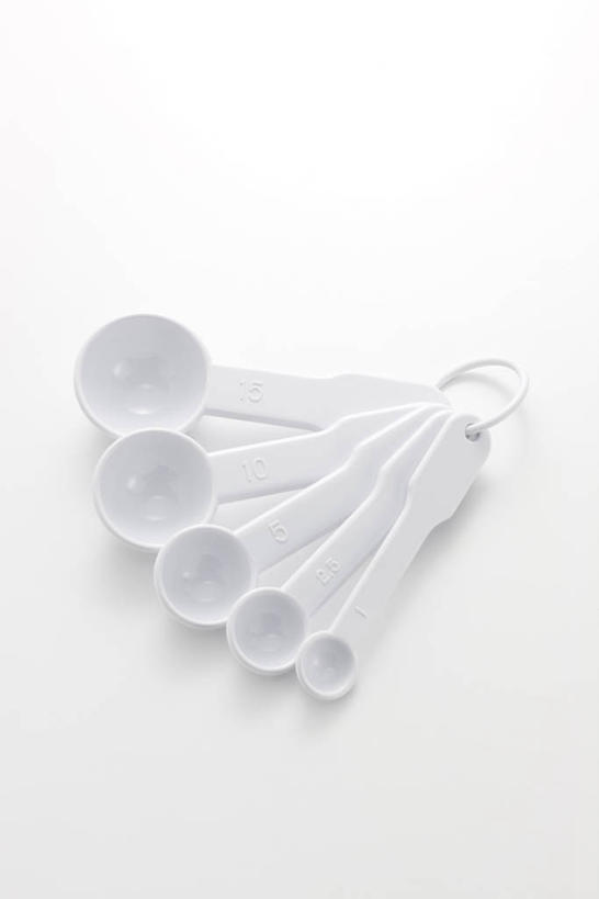 无人,竖图,俯视,室内,白天,白色背景,静物,一排,许多,阴影,整齐,并列,并排,反射,影子,勺子,很多,排列,白色,调羹,汤匙,摄影,影棚,卫生,队列,平行,纯真,洁净,量勺,光明,恬静,中间色,朴素,清白,彩图,高角度拍摄,影棚拍摄,拍摄