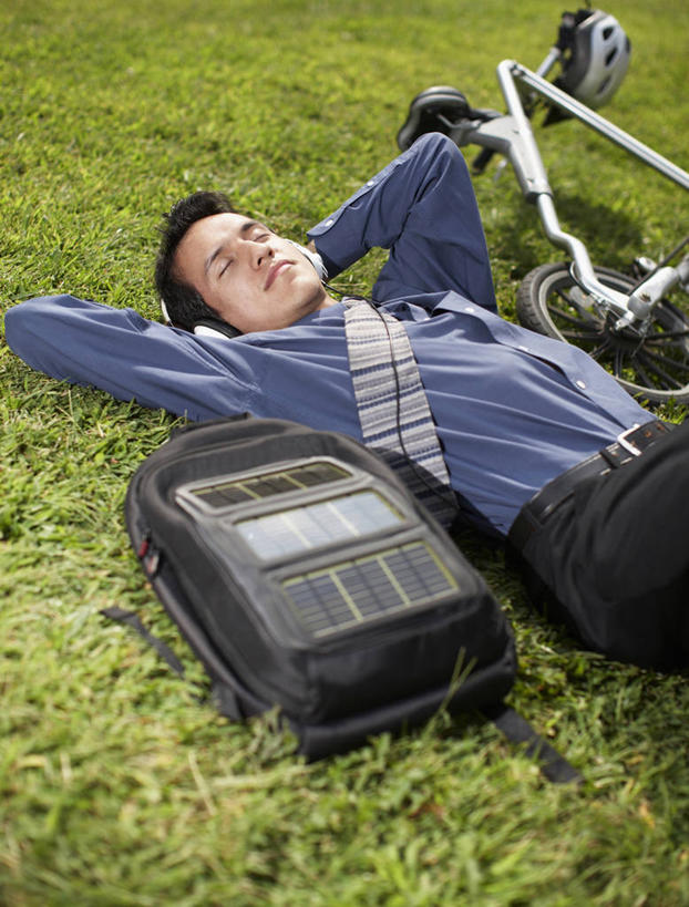 西方人,一个人,商务人士,商务男性,躺,闭眼,睡,竖图,俯视,室外,白天,衬衫,草地,草坪,植物,帽子,欧洲,欧洲人,仅一个男性,仅一个人,抱头,阴影,套装,光线,包,书包,头盔,影子,领带,草,仅一个年轻男性,一个,绿色,阳光,安全帽,背包,单个,双手抱头,象征,庄重,商务装,身份,工薪阶层,正式,地位,一顶,捧首,捧头,卧着,男人,男性,年轻男性,白种人,白领,上班族,闭眼睛,闭着眼,闭着眼睛,困,困觉,寝息,睡觉,躺着,卧,半身,彩图,高角度拍摄,衬衣,骑行头盔,双肩包